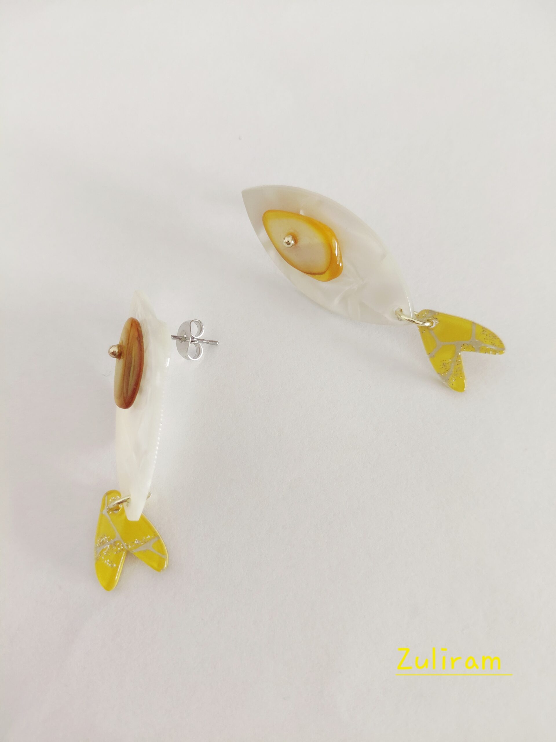 Pendientes pez ojo nácar amarillo. - Imagen 2