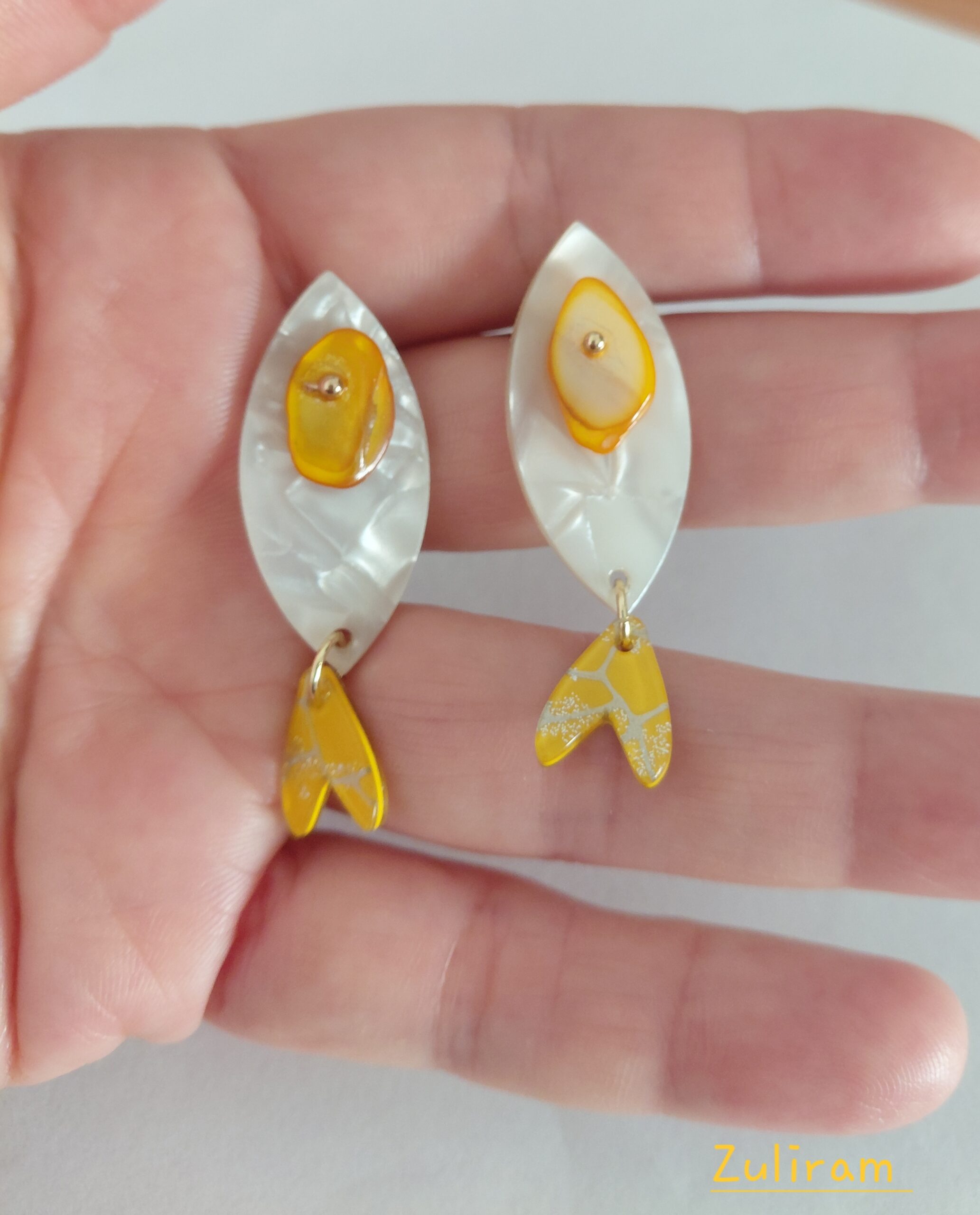 Pendientes pez ojo nácar amarillo. - Imagen 3