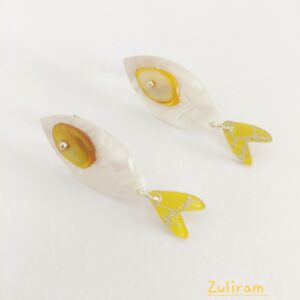 Pendientes pez ojo nácar amarillo.