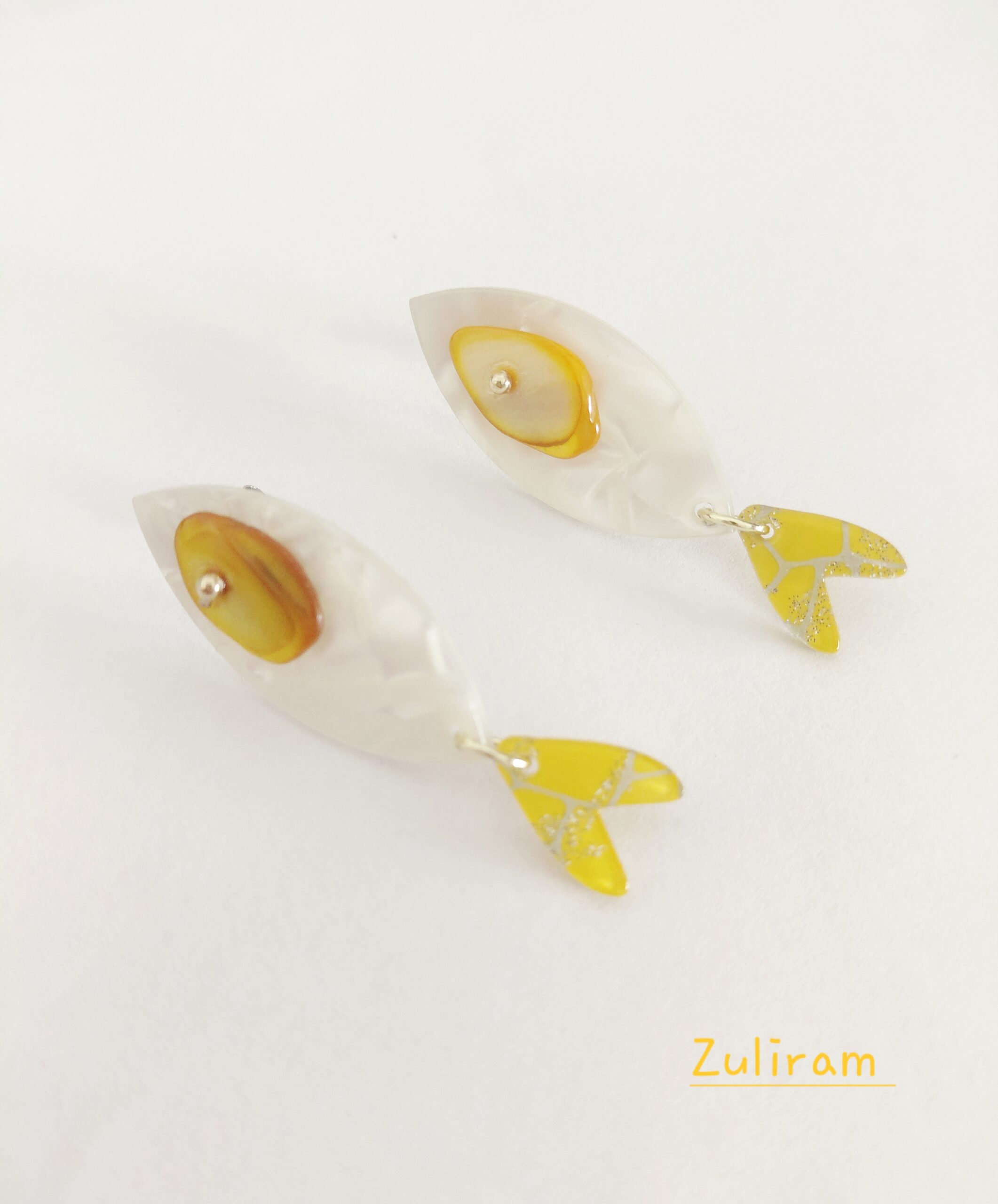 Pendientes pez ojo nácar amarillo.