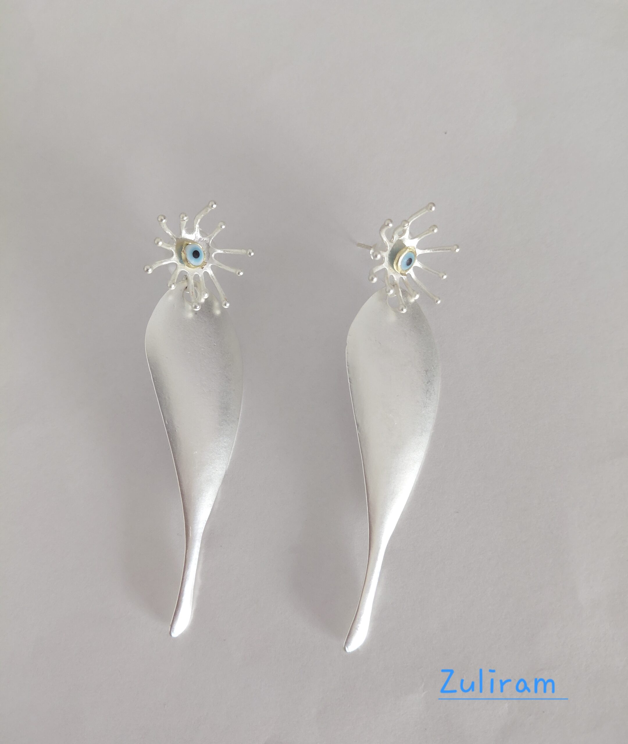 Pendientes pez plateado.